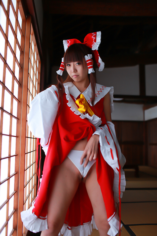 [Cosplay] Reimu Hakurei with dildo and toys - Touhou Project Cosplay